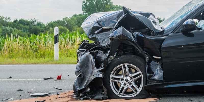 Auto nach schwerem Unfall