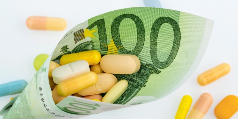 Tabletten in Euroschein