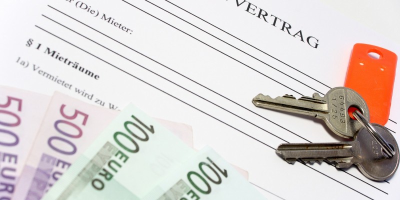 Geld und Schlssel auf Mietvertrag