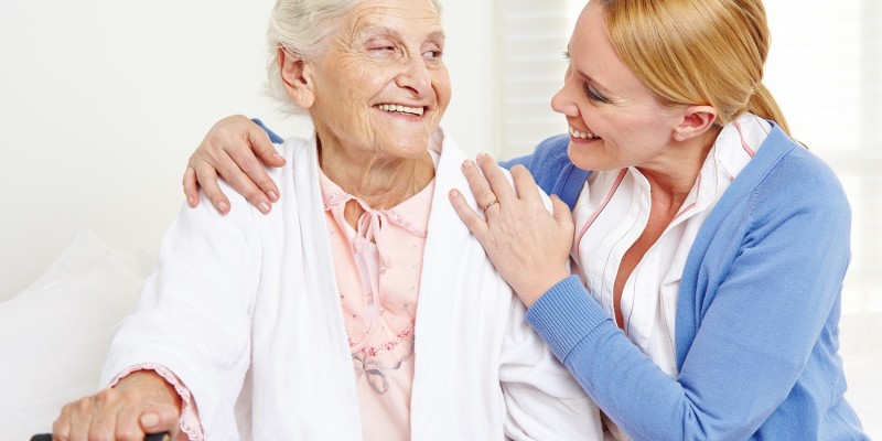 Seniorin im Pflegeheim