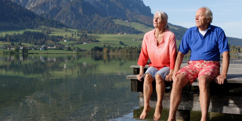 lteres Paar entspannt an Bergsee